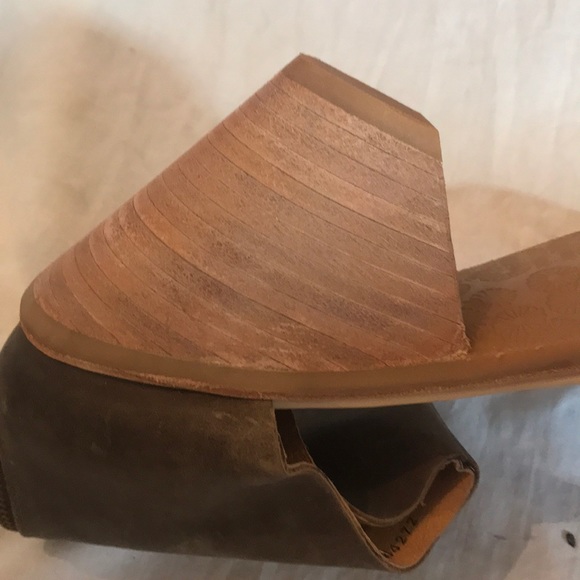 “KOOLABURA” By UGG Leather Ladies Sandals. - Picture 10 of 15